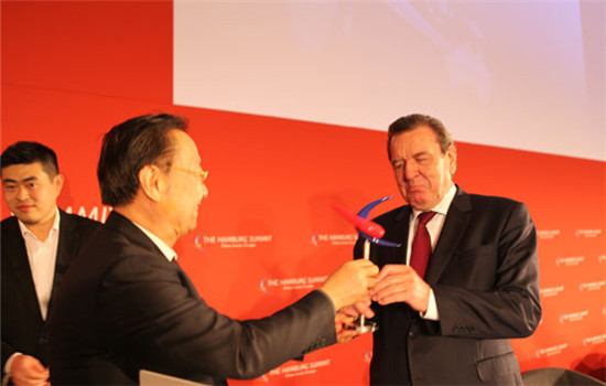 Former German chancellor Gerhard Schroder received the China-Europe Friendship Award on Wednesday in Hamburg,Germany in recognition of his outstanding achievements in cultivating relations with China. (Photo by Fu Jing/chinadaily.com.cn)