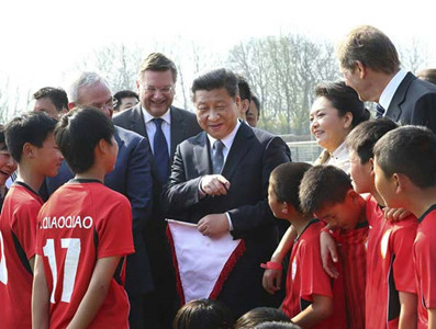 Chinese President Xi Jinping chats with youth players from Zhidan in China's Shaanxi province in Berlin, March 29, 2014. (Photo/Xinhua)