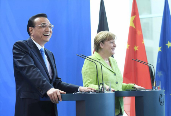 Chinese Premier Li Keqiang and his German counterpart Angela Merkel meet reporters at a joint press conference in Berlin, Germany, June 1, 2017. (Xinhua/Zhang Duo)