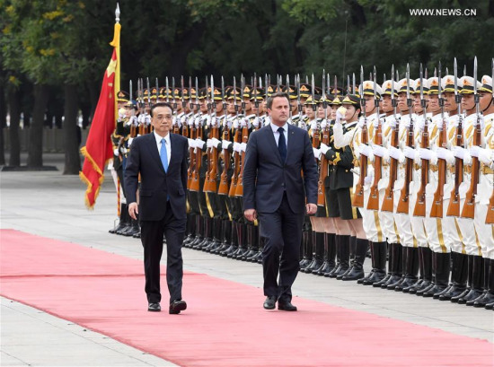 Chinese Premier Li Keqiang (L) holds a welcome ceremony for Luxembourg Prime Minister Xavier Bettel before their talks in Beijing, capital of China, June 12, 2017. (Xinhua/Zhang Duo)