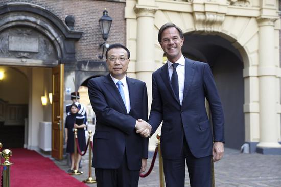 Chinese Premier Li Keqiang shakes hands with Dutch Prime Minister Mark Rutte in a welcoming ceremony in The Hague, the Netherlands, October 15, 2018. /Photo via gov.cn