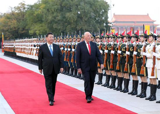 Chinese President Xi Jinping (L) holds a welcome ceremony for King of Norway Harald V before their talks in Beijing, capital of China, Oct. 16, 2018. (Xinhua/Liu Weibing)