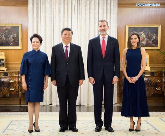 Chinese President Xi Jinping and his wife Peng Liyuan pose for a photo with Spain's King Felipe VI and Queen Letizia in Madrid, Spain, Nov. 27, 2018. (Xinhua/Li Xueren)